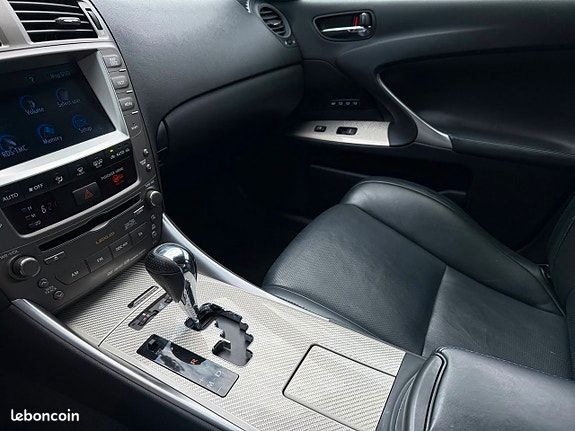 Lexus IS 5.0 V8 423 ch / Mark Levinson Caméra Sièges ventilés et chauffants Carbone (image 22)