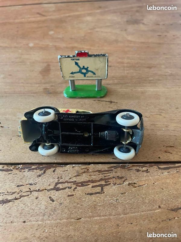 Dinky Toys GB Bentley Fourgonnette Ambulance réf : 30F (image 6)