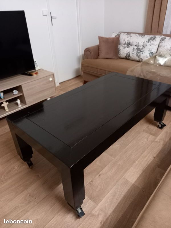 Table en bois avec roulettes (image 2)