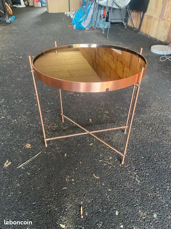 Table d’appoint doré en métal (image 2)