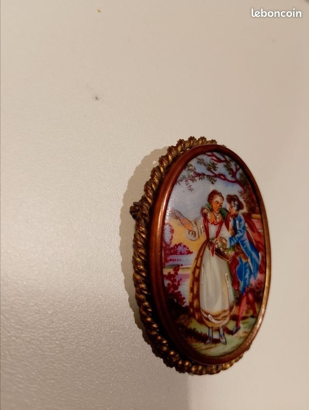 Broche ovale ancienne en porcelaine de Limoges France. Réhaus à la main (image 3)