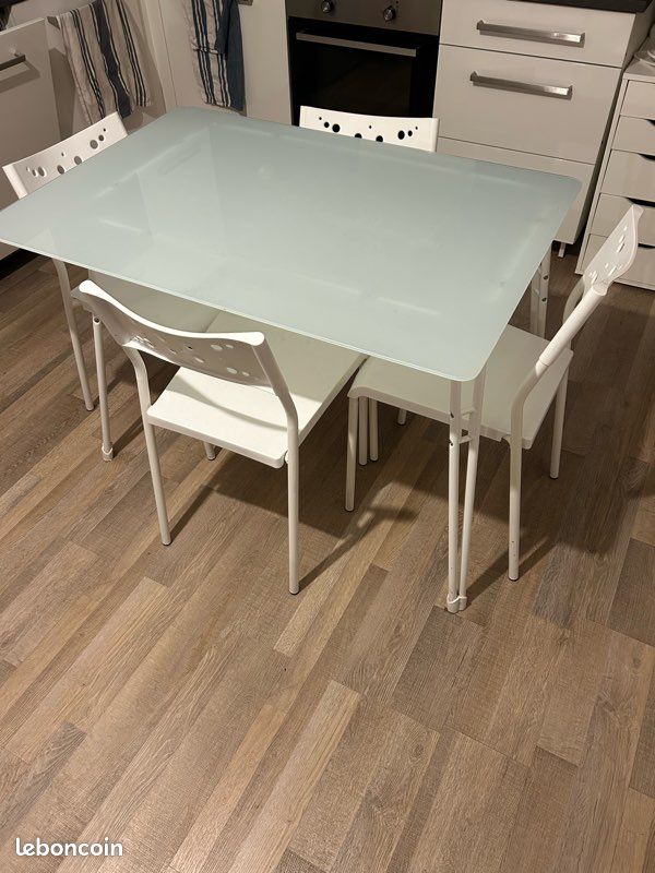 Table en verre et chaises (image 1)