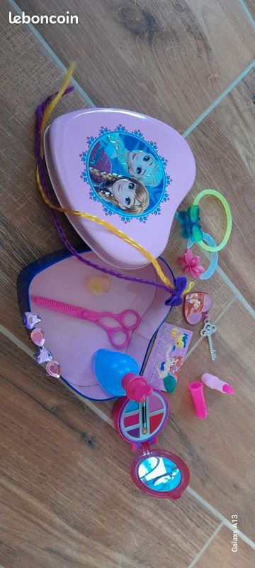 Boite avec petits jouets pour fillette (image 1)