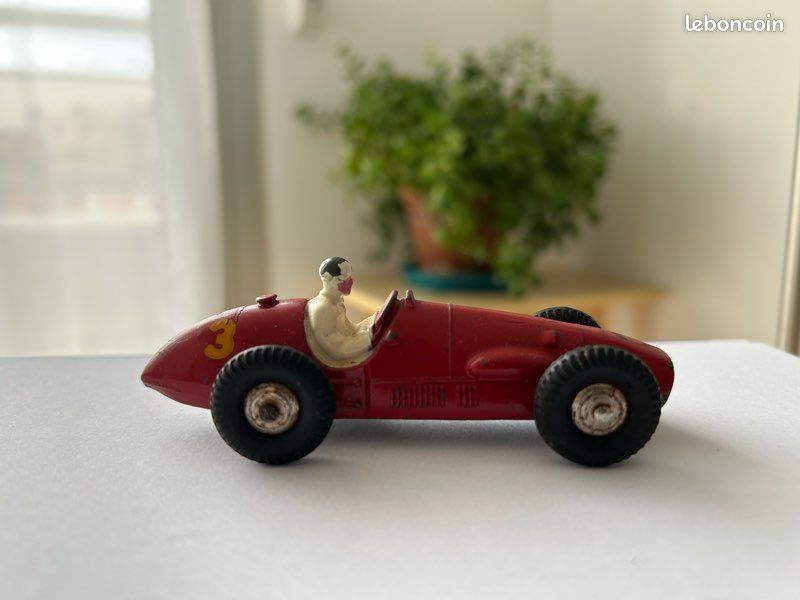 AU JOUET PARISIEN: Dinky Toys France Modèle n° 23J Ferrari 500