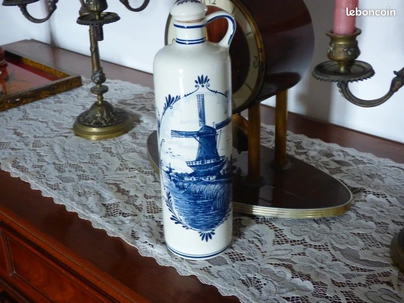 Bouteille en faïence de Delf. Bleu sur fond crème. Bouchon liège (image 1)