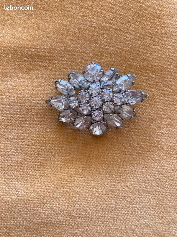 Broche imitation diamants 4cm H et 3cm L (image 1)