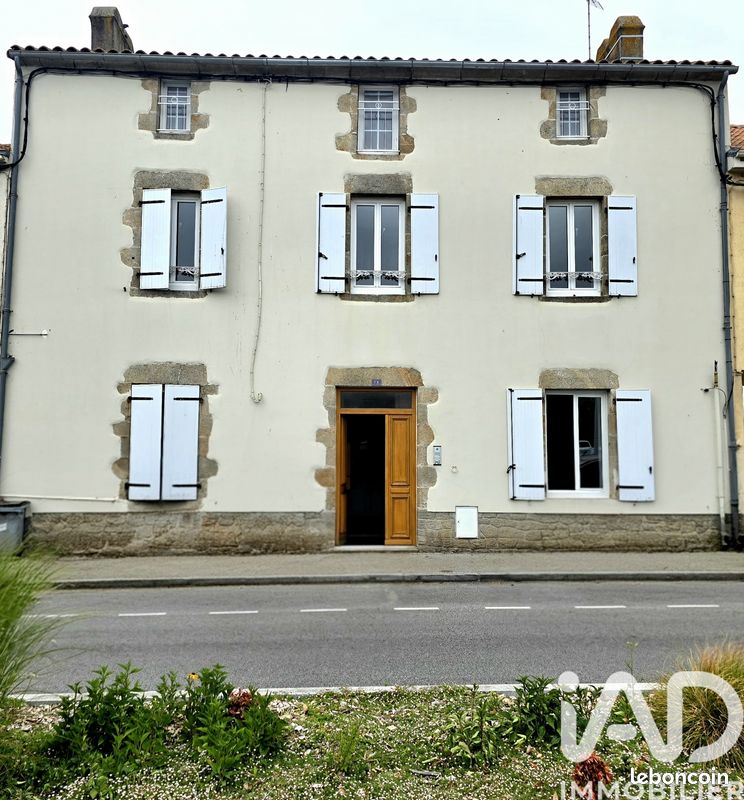 Immeuble 178 m² · à Bellevigny · 178 m² · 330 500 €