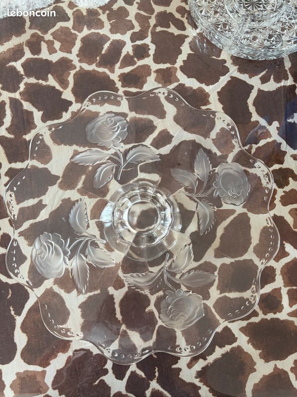 Plat sur pied en verre orné de roses (image 1)