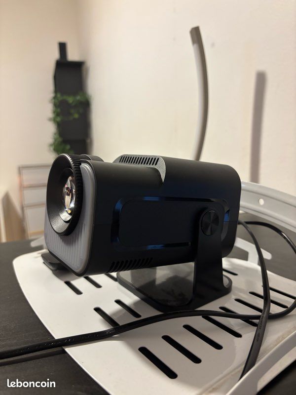 Lot vidéoprojecteur Full HD + écran 105" + support mural (image 3)