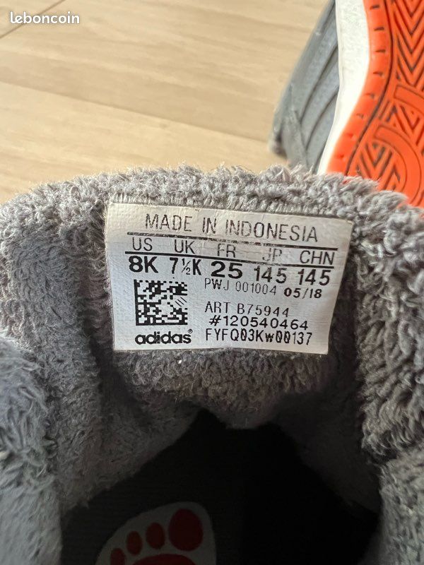 Chaussures fourrées Adidas taille 25 Chaussures