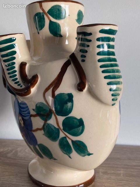 Vase pique fleurs bouquetière en faïence de Moustiers