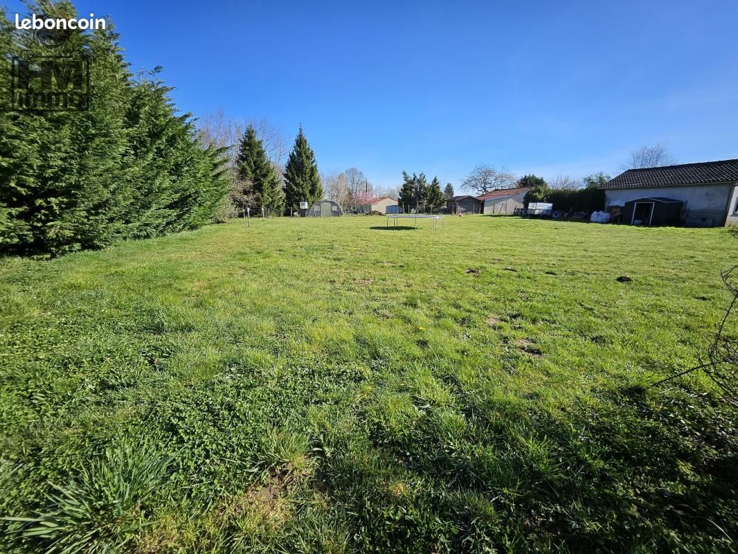 Terrain 1 311 m² Nexon · 35 000 €