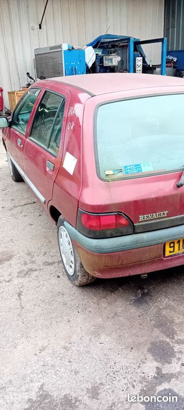 Clio 1 (image 1)