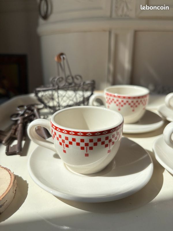 FAIENCE DAMIER ROUGE-TASSE AVEC SOUCOUPE-LE COMPTOIR DE FAMILLE