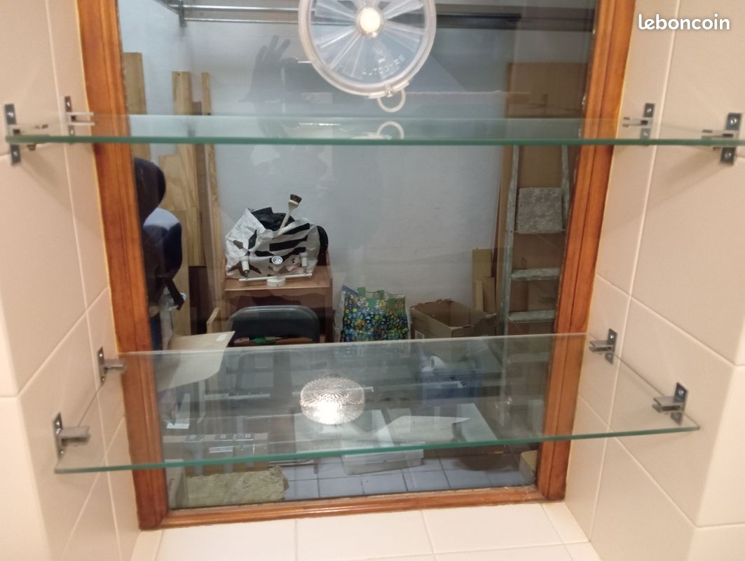 Lot de deux étagères en verre trempé, a encastrer, bon état (image 1)