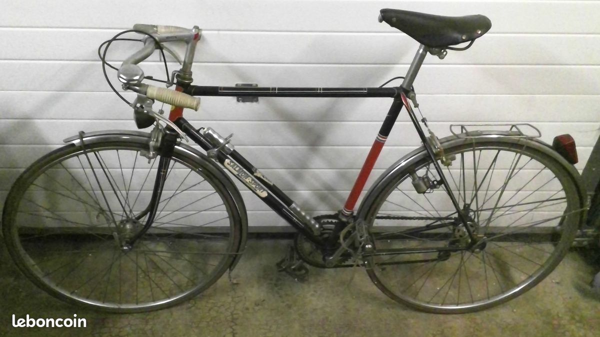 CARTE PHOTO vintage tirage d'époque - Un militaire à vélo fusil au dos