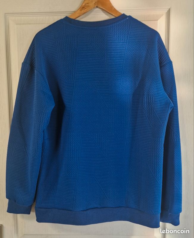 Pull bleu avec forme (image 2)