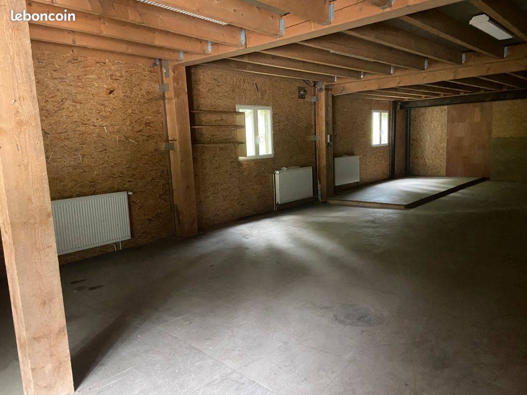Local commercial 1 pièce 94 m² · à Montperreux · 94 m² · 650 €