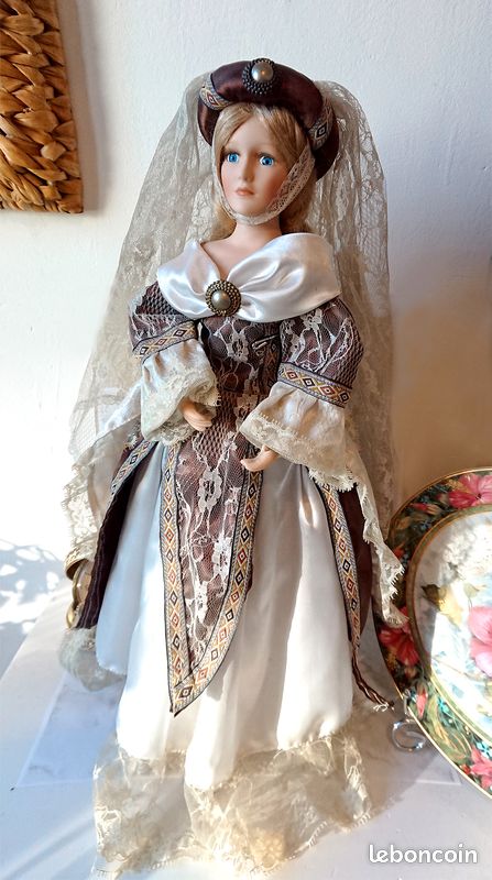 Ancienne Poupée Blonde En Porcelaine – Charme Rétro Pour Collection