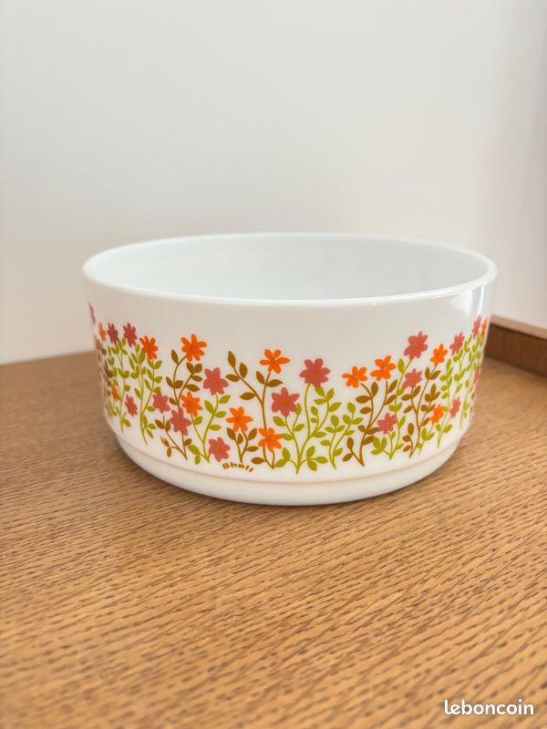 Joli saladier ARCOPAL, décor fleuri, couleurs pastels, Vintage, 70's