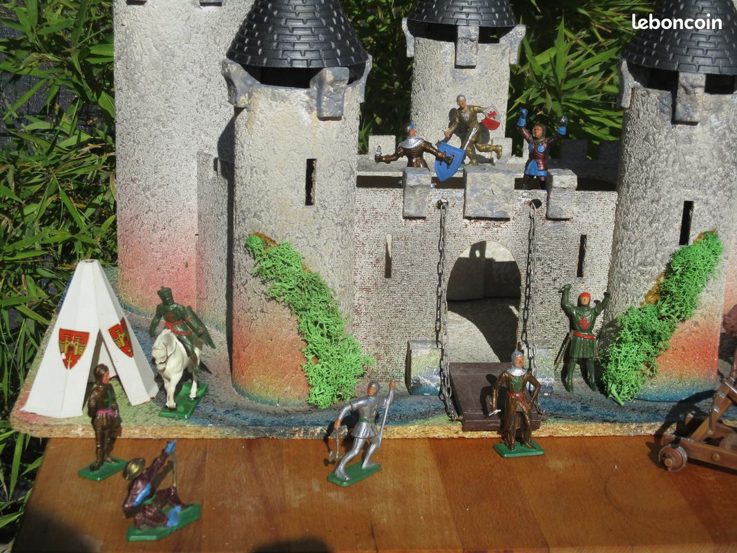 STARLUX CHATEAU FORT ORIGINAL complet et bon etat + son drapeau