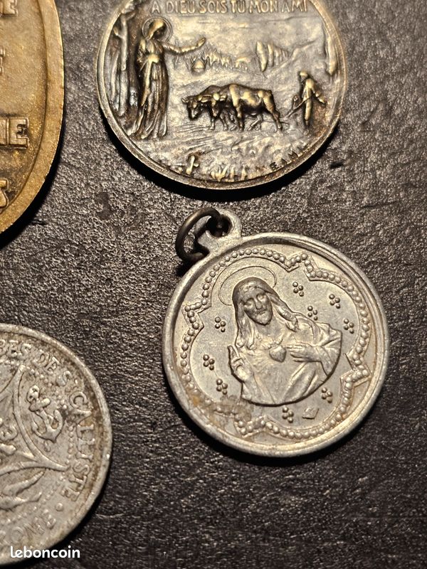 LOT DE 40 anciennes médailles insignes croix catholiques religion IC8