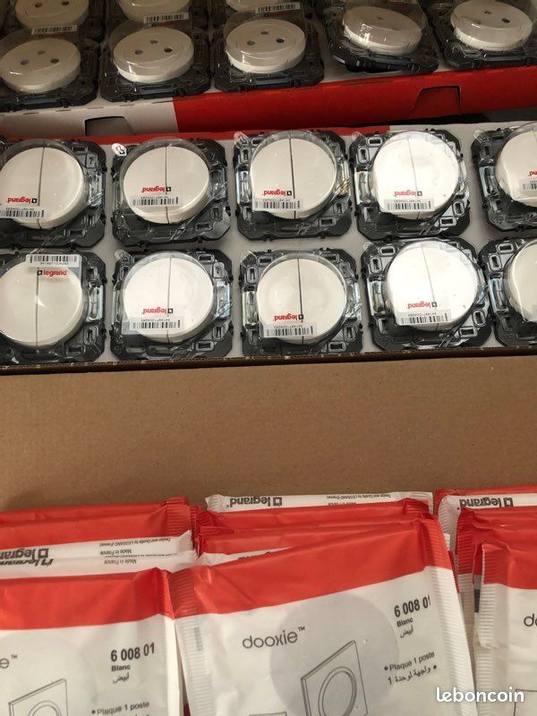 Legrand dooxie : Lot d’une boîte de 20 prises (ref : 600335) et 10 interrupteurs doubles va et vient (ref: 600002) avec plaques de finitions blanches (image 1)