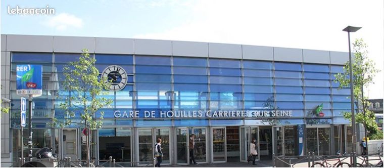 Au pied de la Gare D’Houilles/Carrieres RER À