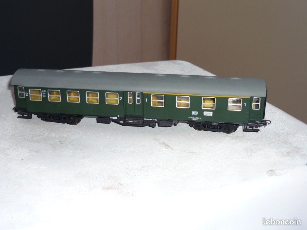 Voiture De Voyageurs Roco 1ère Classe DB – Bleu Foncé/crème, échelle HO, Référence 44747 (neuf)