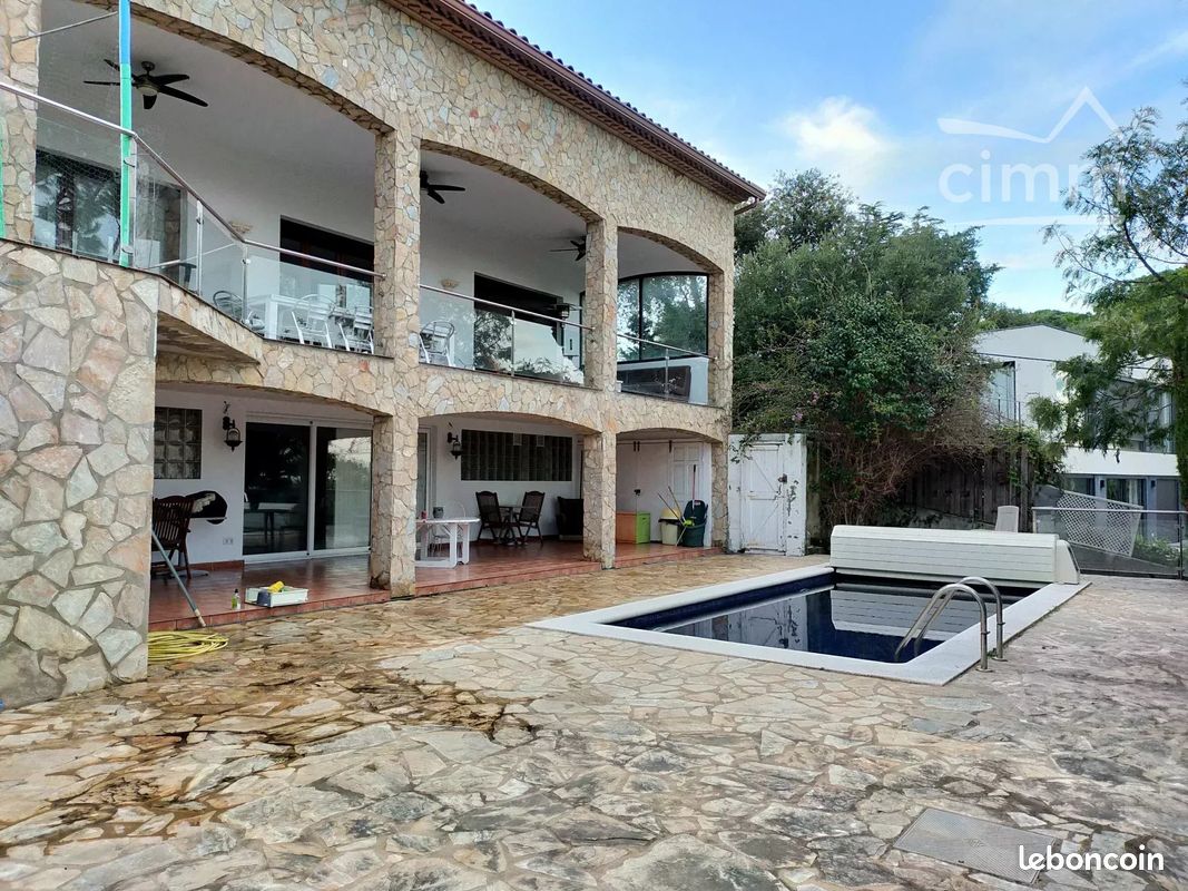 Maison 5 pièces 526 m² · à Saint-Sulpice-d'Arnoult · 526 m² · 899 000 €