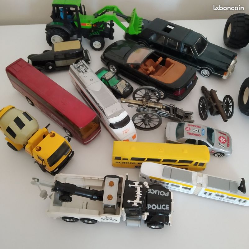 Lot petites voitures et tapis de jeu (image 2)