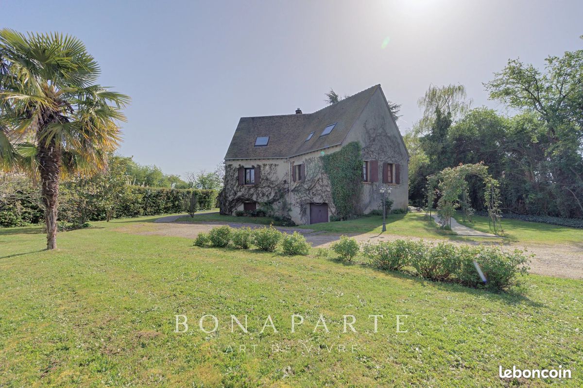Maison 8 pièces 249 m² · à Thoiry · 249 m² · 692 000 €