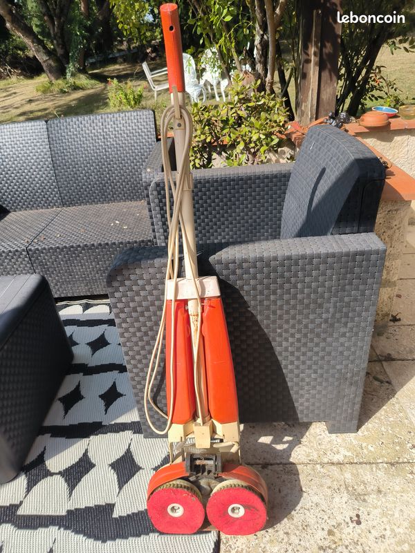 Hape Aspirateur Vintage – Jouet Imitation Avec Vrai Effet D’Aspiration – 6 Déchets Inclus – Développe La Motricité Et Le Jeu De Rôle Dès 3 Ans