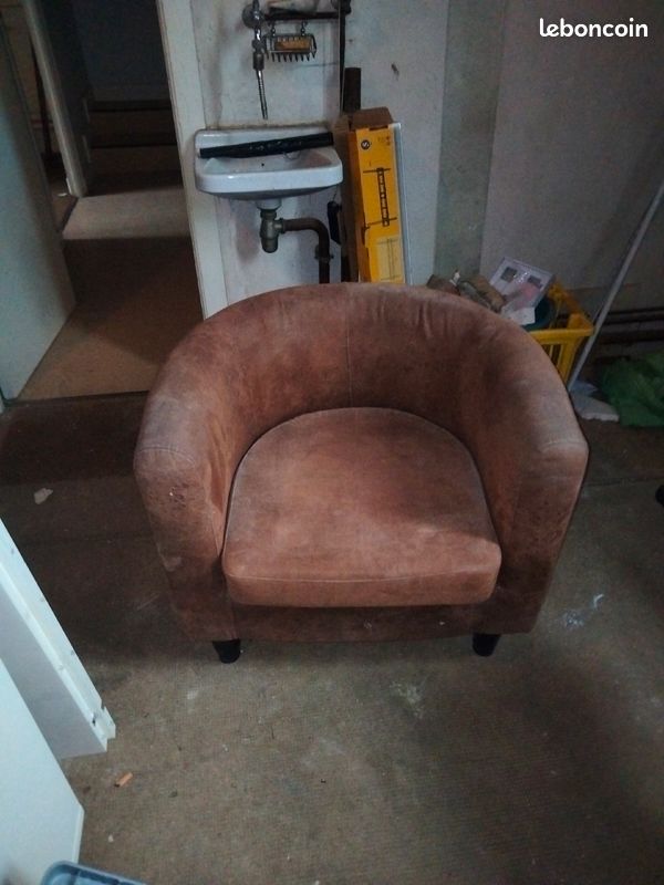 Fauteuil et pouf (image 1)