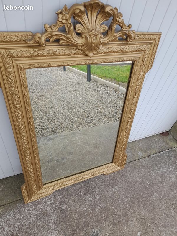 Miroir en bois et stuc doré et gravé - Autres