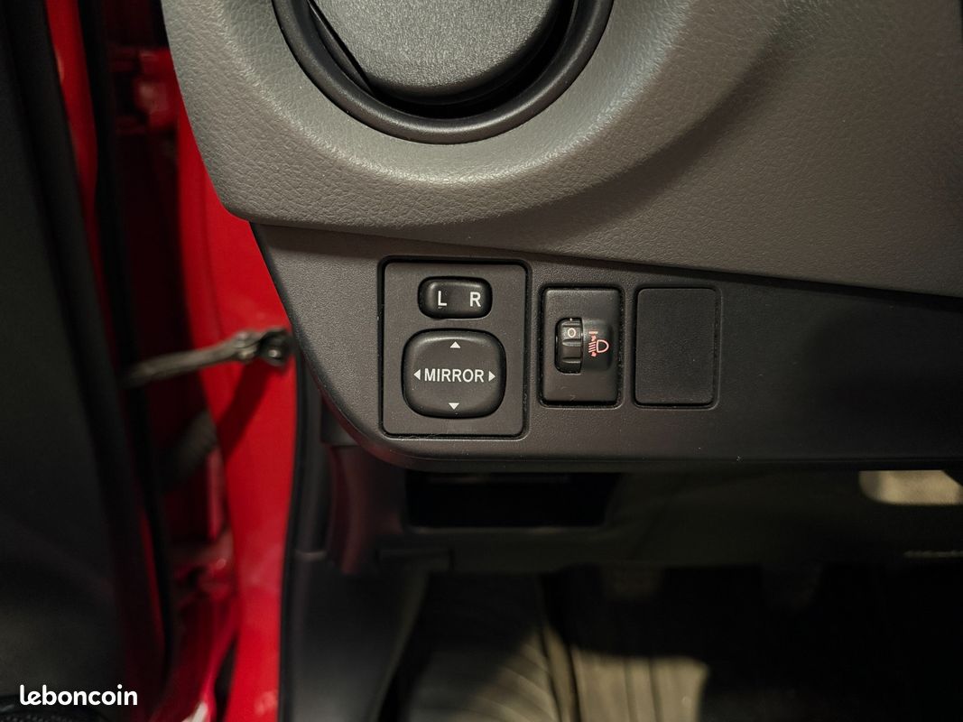 TOYOTA YARIS LCA2 69cH ACTIVE / 2EME MAIN / SUIVI COMPLET / COMMANDES AU VOLANT / CLIM (image 15)