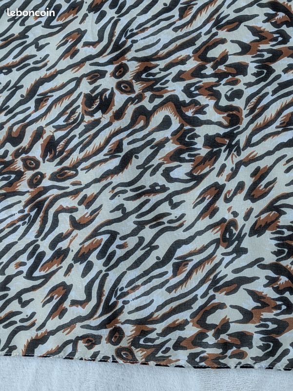 Foulard carré léopard marron et noir sur crème 98 /96 tbe (image 6)