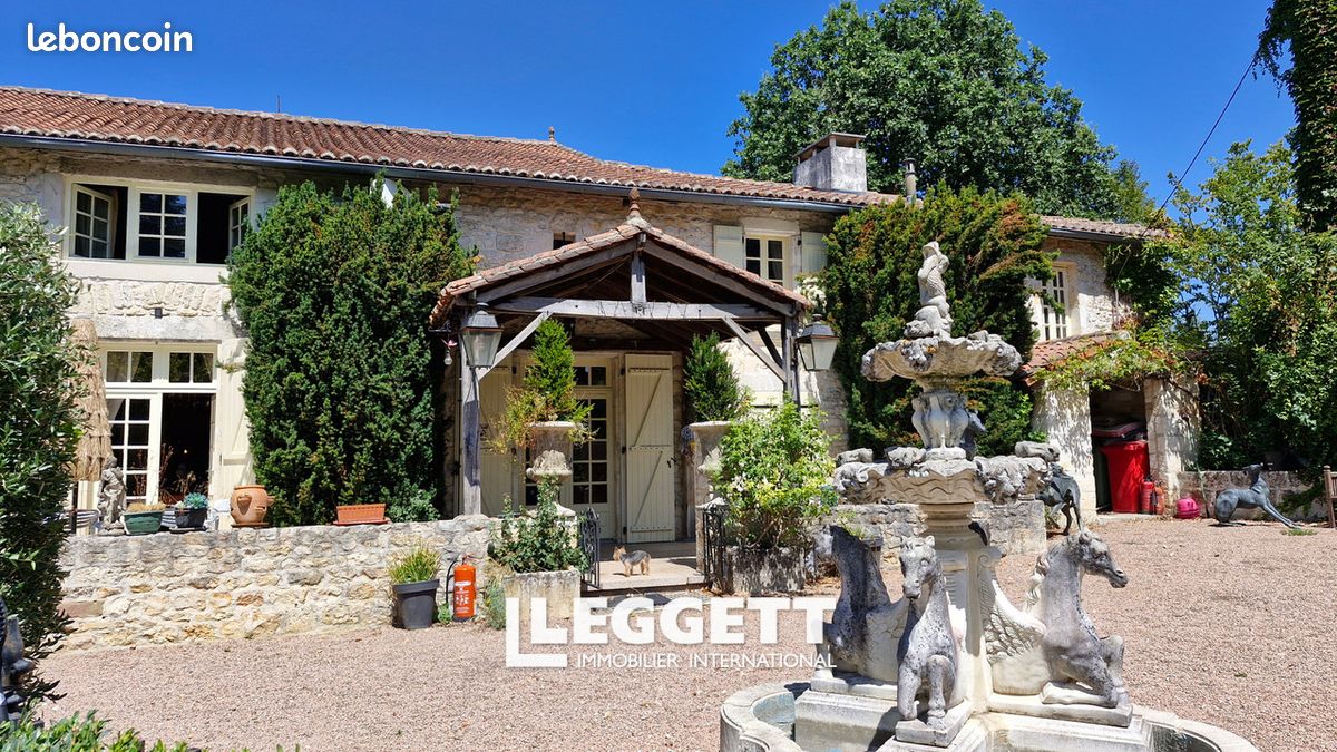 Maison 14 pièces 468 m² · à Feuillade · 468 m² · 1 276 595 €