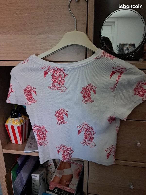 T-shirt bershka dragon taille S Vêtements