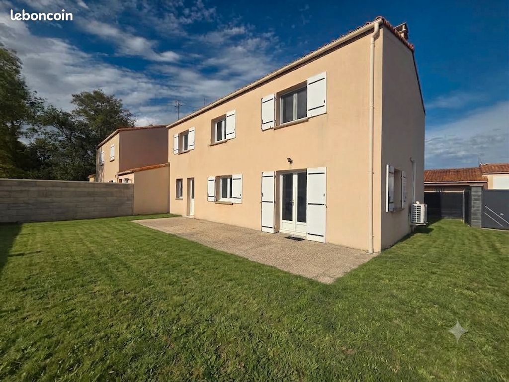 Maison 6 pièces 151 m² · à Ruelle-sur-Touvre · 151 m² · 1 050 €/mois