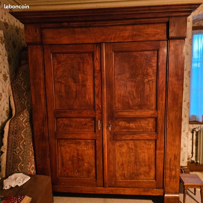 Commode à Quatre Tiroirs en Noyer de Style Louis-Philippe des Années