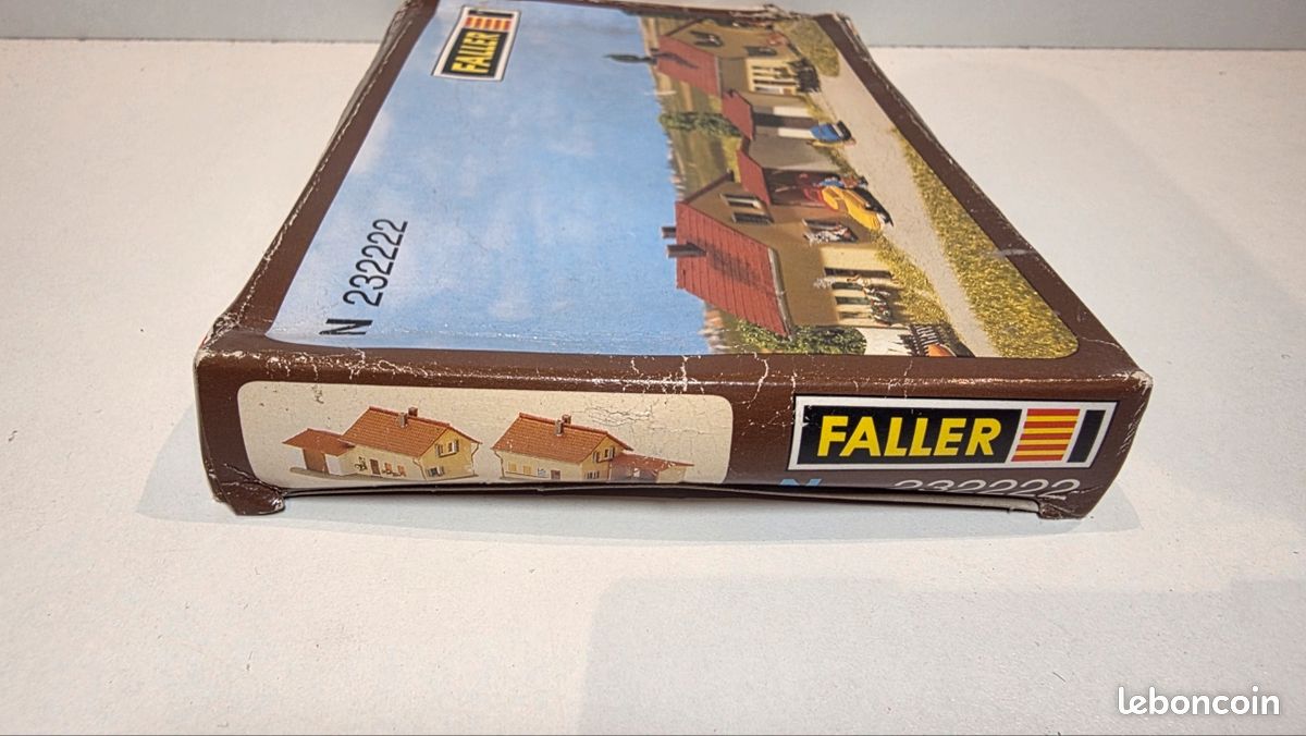 Faller – Kit De Village à Assembler – Échelle N – 4 Maisons + église – Modélisme Ferroviaire – Dès 14 Ans