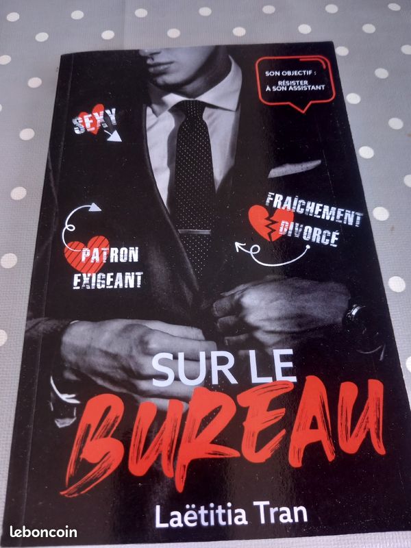 Livres sur le bureau (image 1)