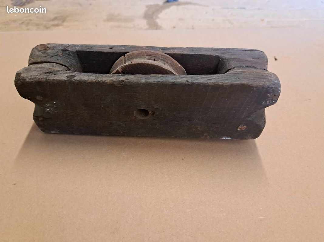 Ancienne poulie en bois (image 1)