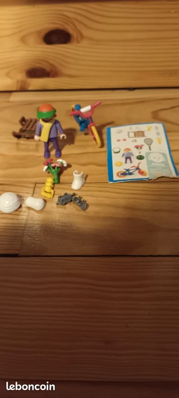 Petite fille à vélo avec ses affaires de sport Playmobil 4999 (image 1)