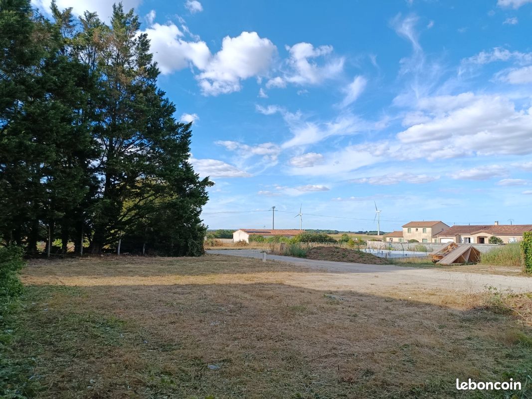 Terrain constructible viabilisé · à La Faye · 15 500 €