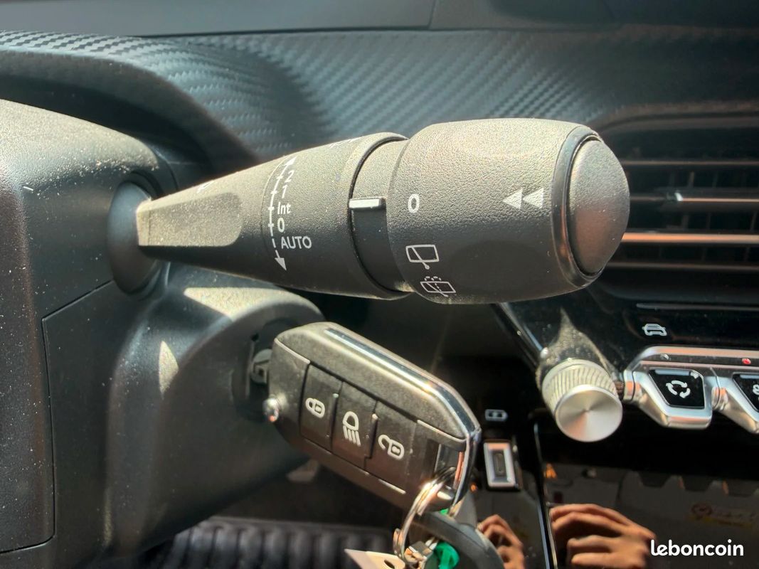 PEUGEOT 208 PureTech 100 S&S BVM6 Allure - 1ER MAIN (image 29)