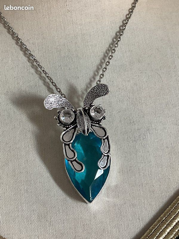 Superbe Collier Pendentif Art Déco Argenté – Faux Diamant – Longueur 56-60 Cm