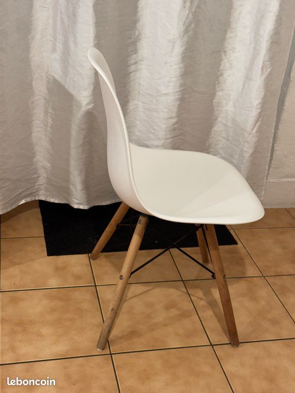 Chaise scandinave blanche design – pieds en bois (image 4)