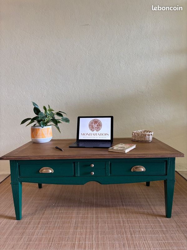 Table basse en bois massif rénovée – Plateau bois brut & vert basque (image 1)